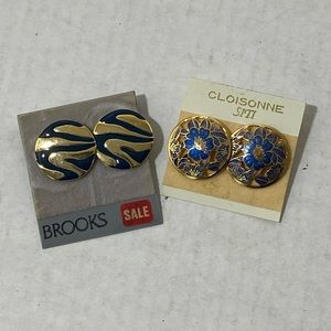 Gold tone and enamel circle stud earrings